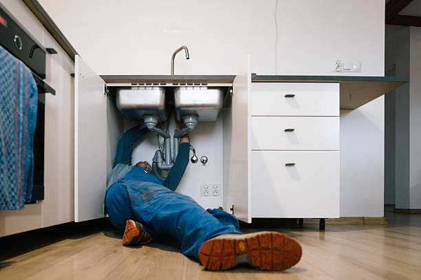Professional Emergency Plumber technician working in Valencia, CA